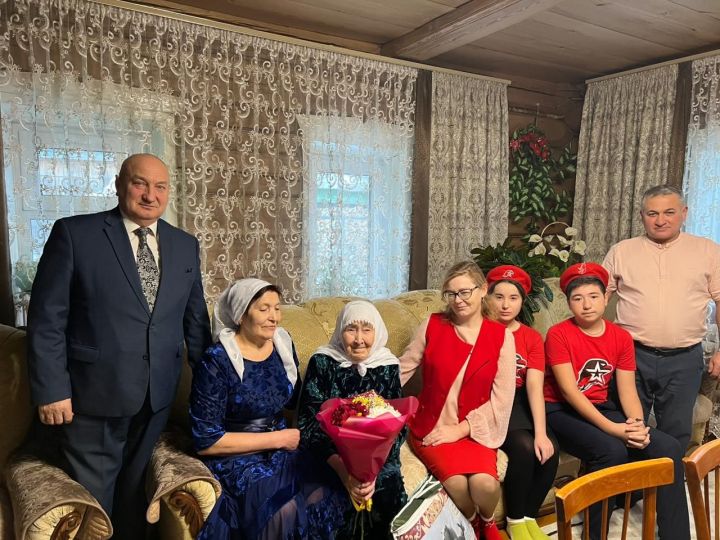 Поздравления с 90-летием сегодня принимает жительница деревни Большой Битаман Разия Ситдикова