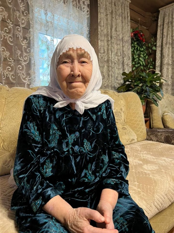Поздравления с 90-летием сегодня принимает жительница деревни Большой Битаман Разия Ситдикова