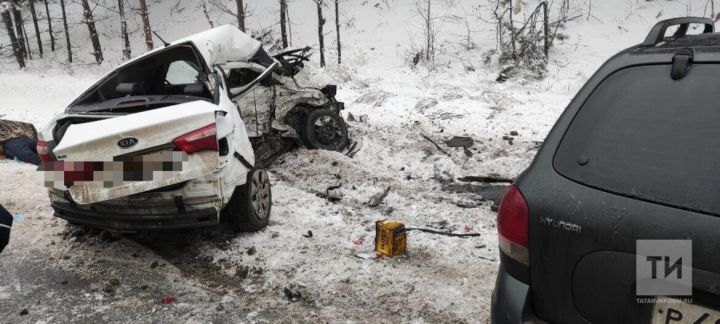 Водитель легковушки погиб в лобовом столкновении с внедорожником в Татарстане