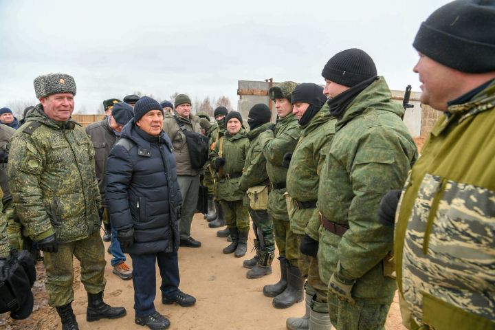 Президент Татарстана посетил сборный пункт в танковом училище