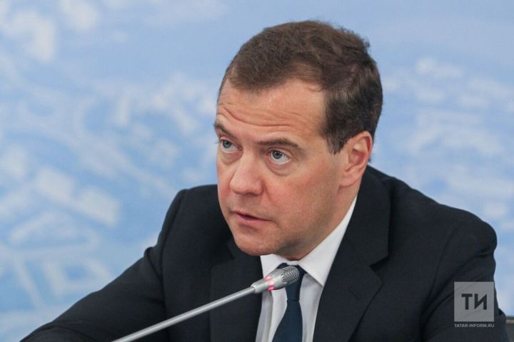 Медведев заявил, что Россия наращивает производство мощного оружия