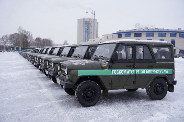 Минниханов передал сертификат на служебные машины, в том числе Высокогорскому району