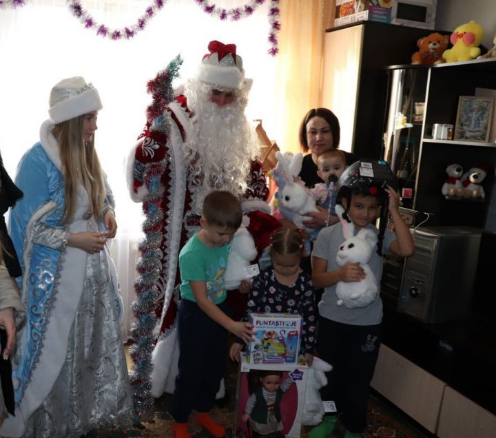 Депутат Айдар Мадьяров стал Дедом Морозом для детей