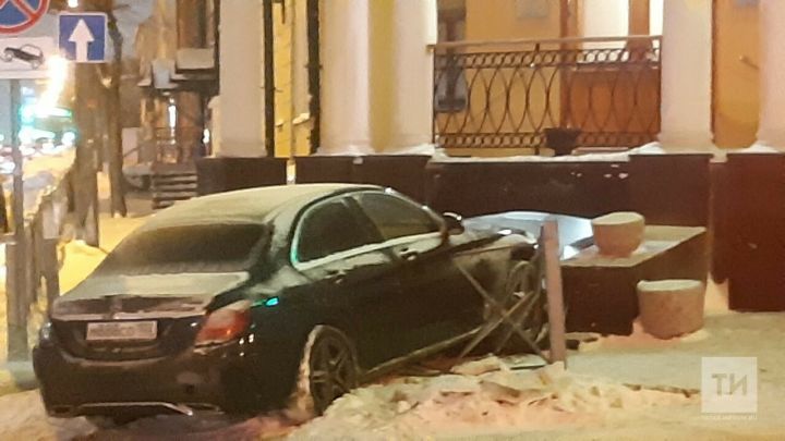 Mercedes из Башкирии снес забор после столкновения с BMW в центре Казани