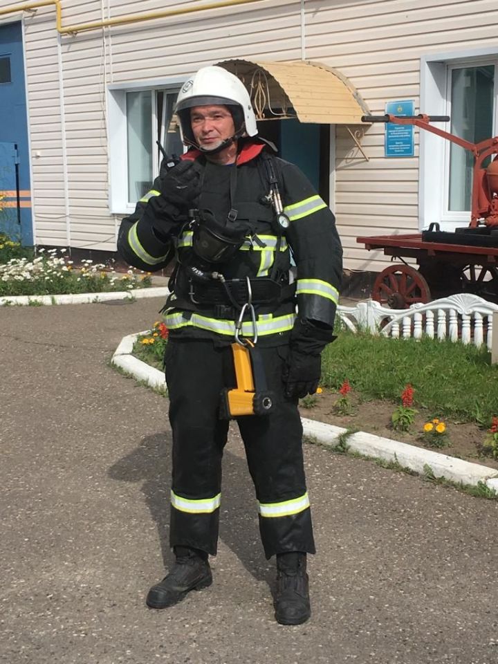 Коллектив Высокогорского пожарно-спасательного гарнизона поздравляет Азат Фаритовича!