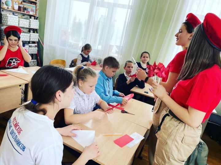 Активисты РДШ и Юнармейцы Шапшинской школы провели акцию "Красные тюльпаны"