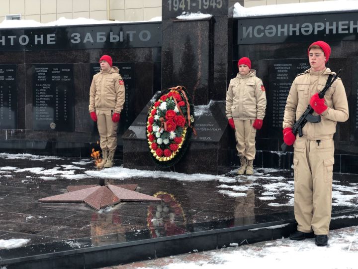 В Высокогорском районе к огню на Аллее Славы и памятнику Неизвестному солдату сегодня возложили цветы