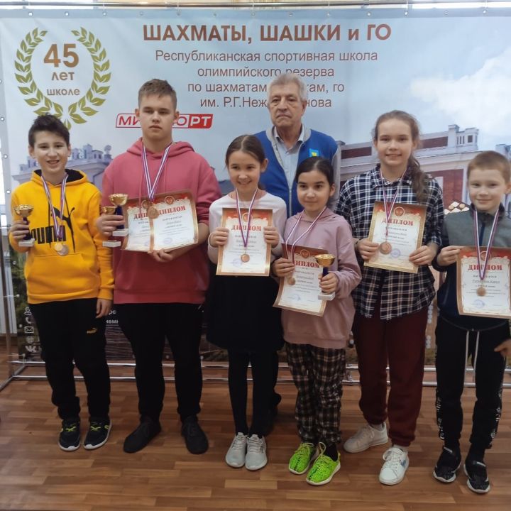 В составе команды Высокогорского района 6 детей заняли призовые места в Первенстве РТ по шашкам