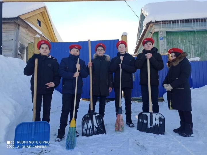«Тимуровцы» большебитаманской школы оказали помощь одиноко проживающим пожилым людям в уборке снега