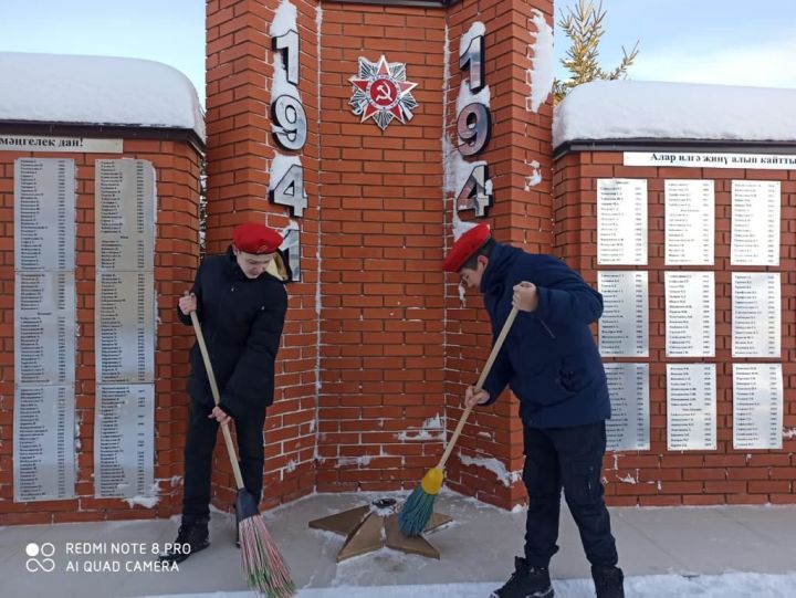 Юнармейцы Высокогорского района очищают снег на памятниках