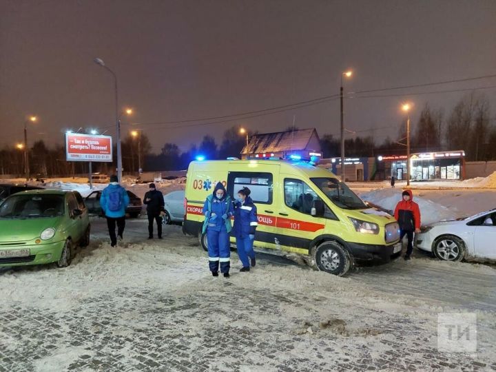 В Казани женщина разбилась насмерть, выпав из окна квартиры на козырек магазина