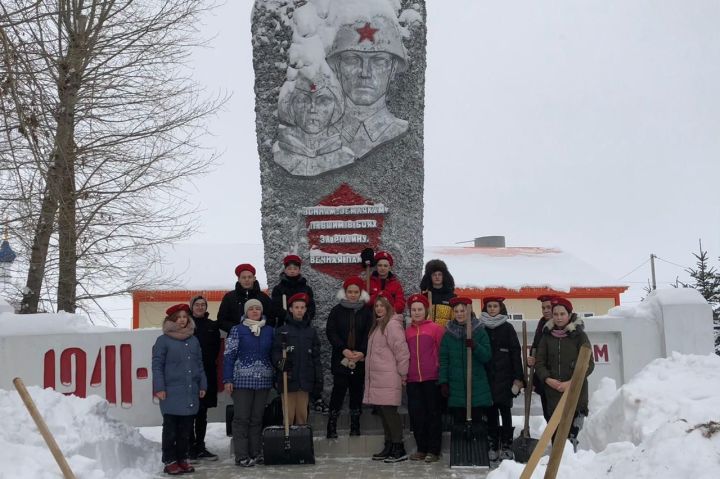 Юнармейцы Чепчуговской школы очистили от снега территорию около памятника погибшим воинам Великой Отечественной войны