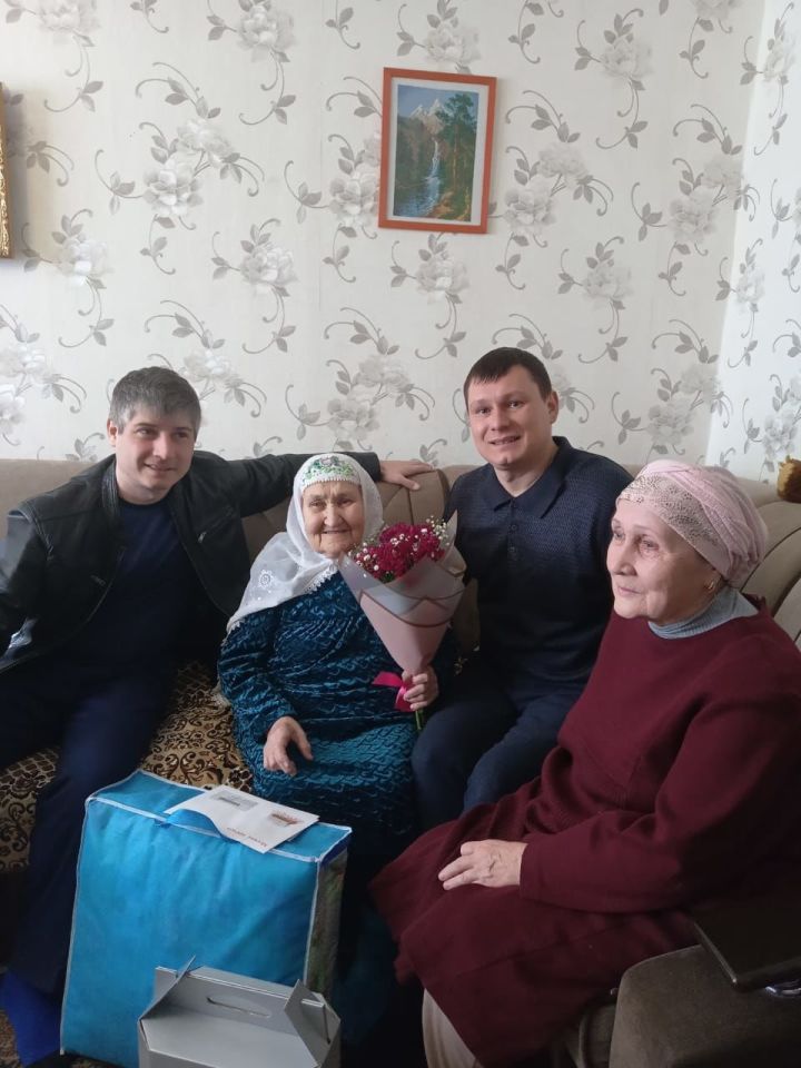 Сегодня отмечает 90 - летний юбилей жительница с.Шапши, труженница тыла Хабибуллина Сания Шарифовна