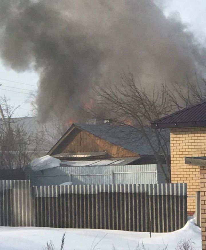 Мужчина получил ожоги, пытаясь потушить свой дом на Высокой Горе