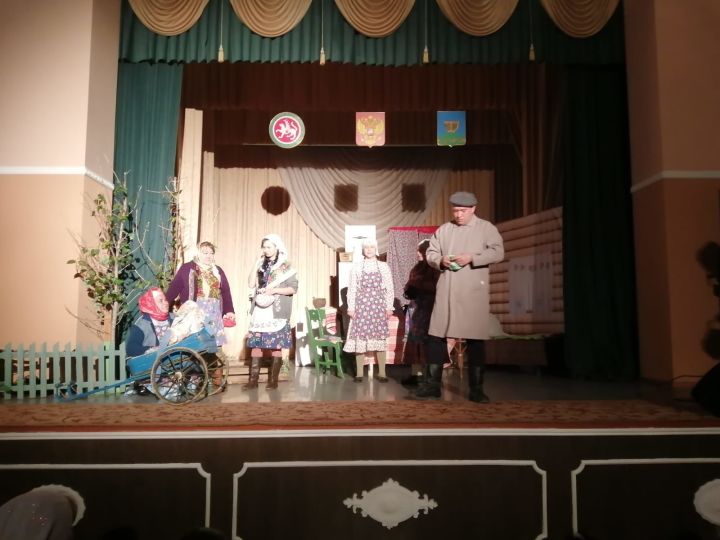 На сцене ЦДК Высокогорского района проходит спектакль « Наши деревенские девушки»