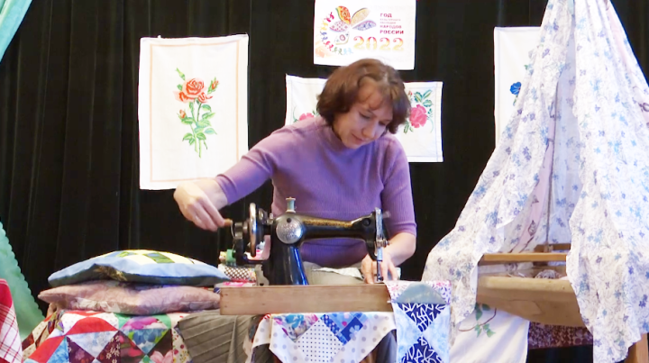 Директор Дома культуры села Альдермыш обучает девочек искусству шитья и вышивки