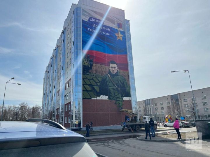 Казанский художник нарисовал мурал в память Героя России Дамира Исламова
