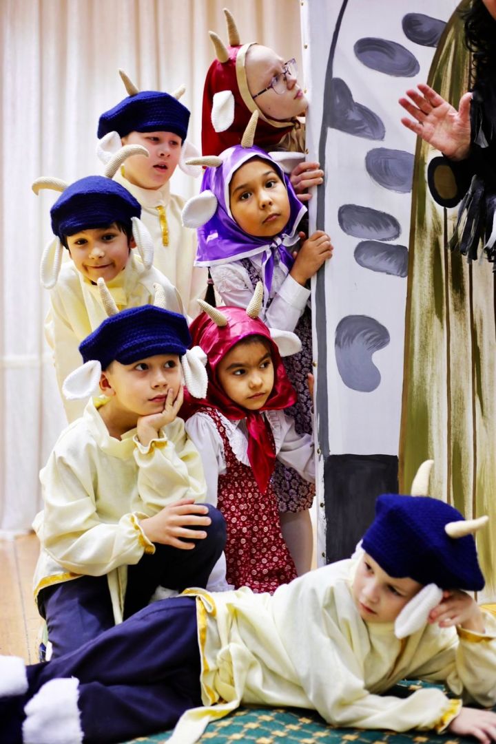 В Усадском доме культуры дети поставили спектакль «Мама» по мотивам сказки «Волк и семеро козлят»