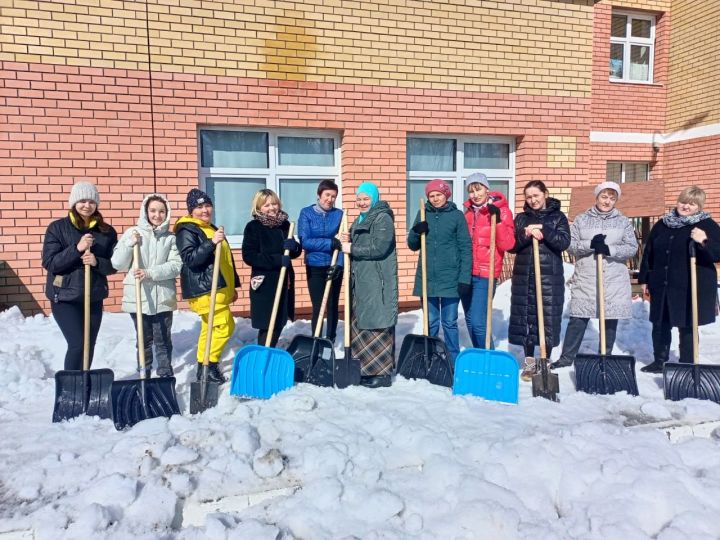 Коллектив детского сада "Тургай" дружно вышел на субботник по очистке территории от снега