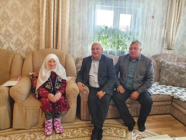 Сегодня празднует  90-летие  Муршида Бадретдинова, жительница деревни Малый Битаман