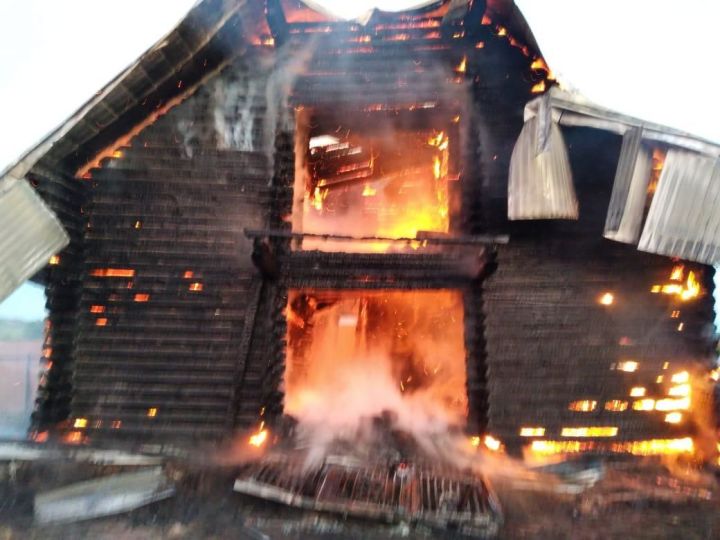 Огонь уничтожил дом в селе Сая Высокогорского района