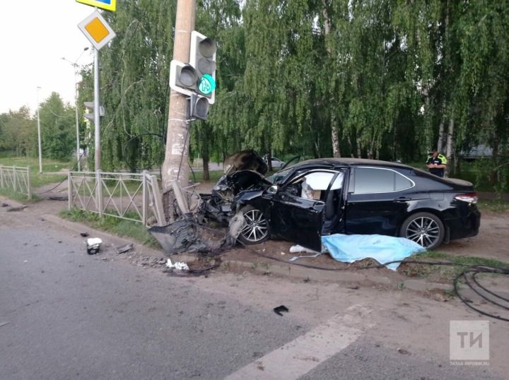 Ночью в Казани легковушка на огромной скорости влетела в светофор, один человек погиб