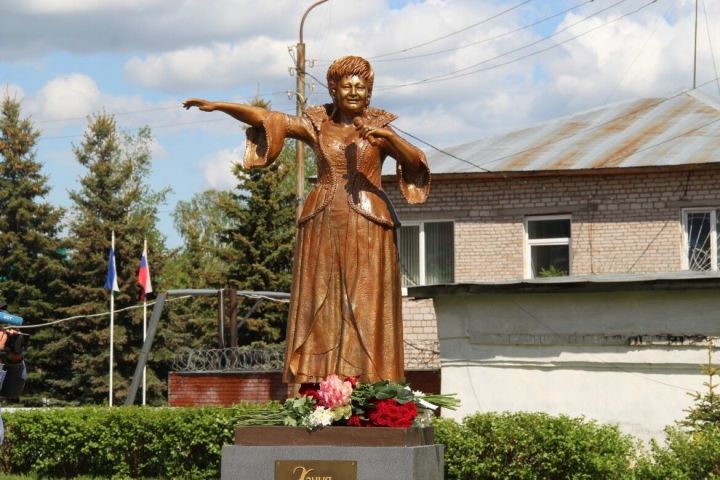 Сестра Хании Фархи о памятнике певице: «Нам нравится, не критикуйте!»