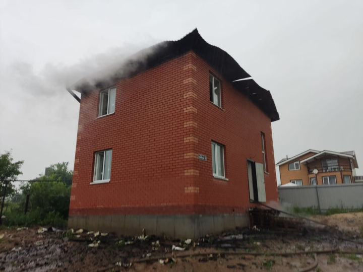 Из-за грозы с разницей в полчаса загорелись два дома в Высокогорском районе