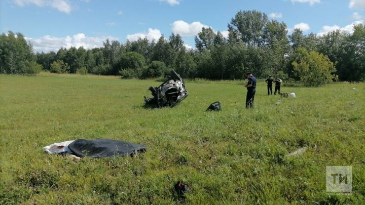 В Казани легковушка на скорости задела грузовик и вылетела в кювет, один человек погиб
