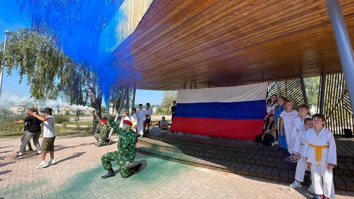 В Бирюлях растянули флаг России и провели масштабный флешмоб