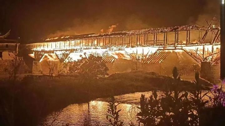 Огонь уничтожил объект национального наследия в Китае — деревянный арочный мост Ваньань