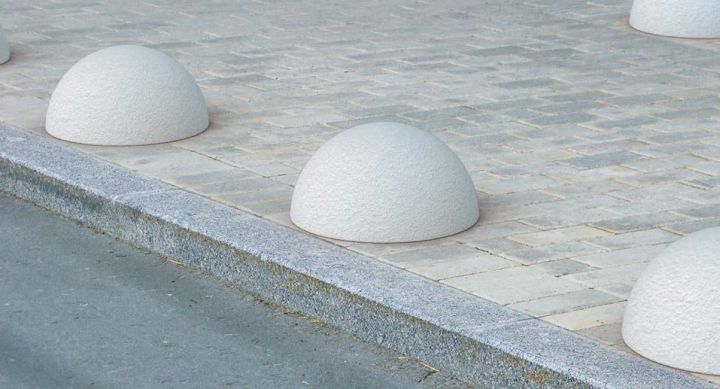В Госдуме предложили убрать с дорог бетонные заграждения в виде полусферы