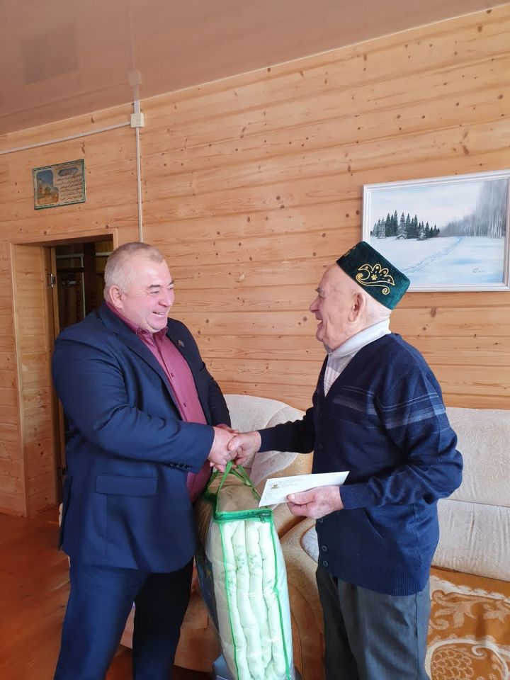 С 90-летием поздравили юбиляра из Высокогорского района Гумара Хакимуллина