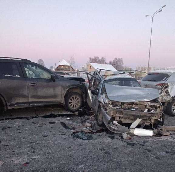 В Казани у грузовика отказали тормоза и он влетел в четыре легковушки, пятеро пострадали