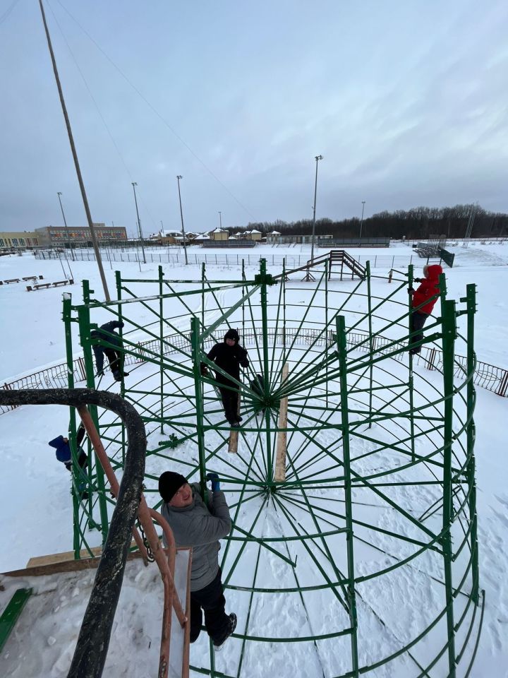 В Высокогорском районе начали сборку каркаса самой высокой елки