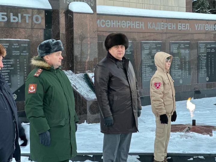 Равиль Хисамутдинов и участники СВО возложили венок на Аллее Славы