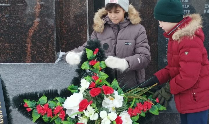 Сегодня к Вечному огню на Аллее славы возложили цветы
