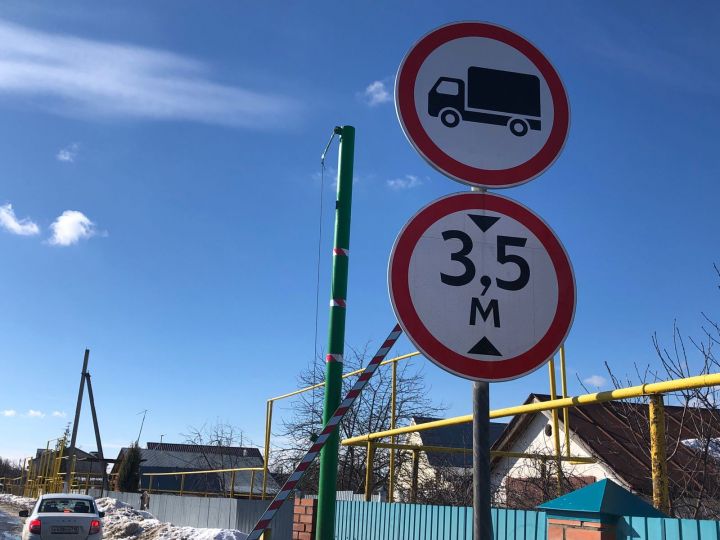 Неизвестные нарушители в очередной раз «роняют» шлагбаум в райцентре