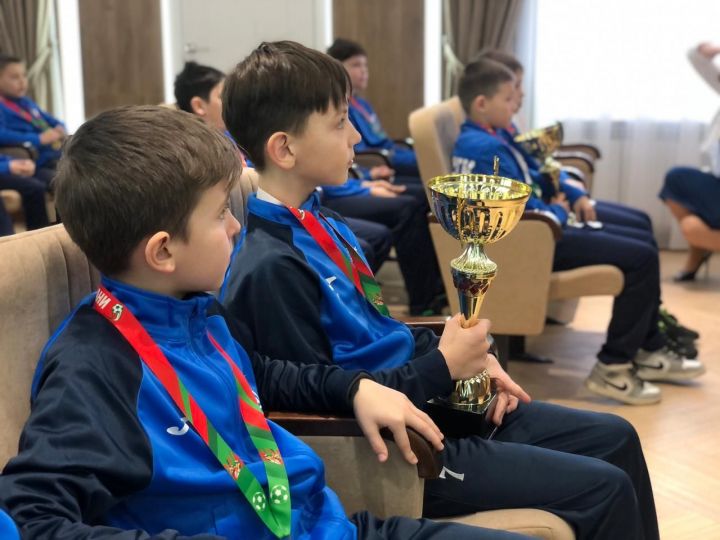 Равиль Хисамутдинов поздравил высокогорских футболистов с двойной победой