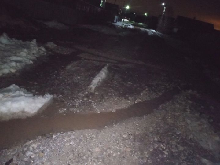Самодельные канавы испортили дорогу