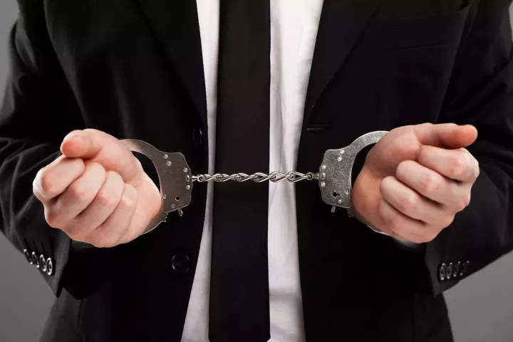 В Казани обманутый муж изнасиловал шваброй любовника жены