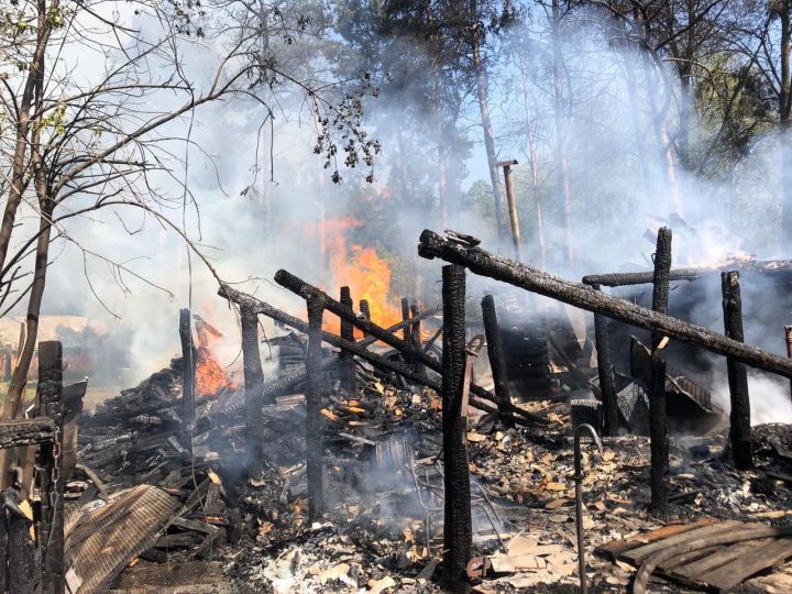 В посёлке Дачное горит баня