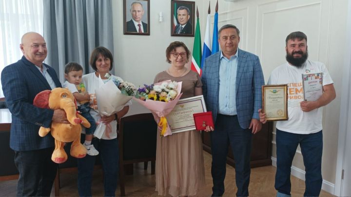 Глава Высокогорского района поздравил семью Камашевых с победой в конкурсе