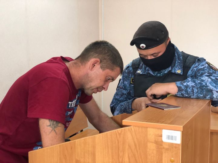 Житель села Высокая Гора Эдуард Чачин слушает приговор судьи