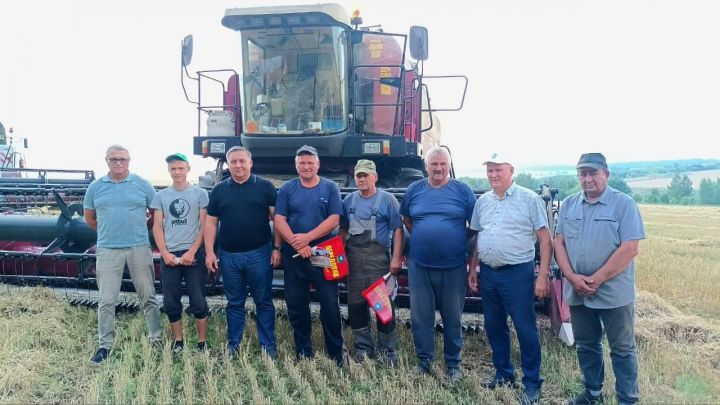 Равиль Хисамутдинов наградил передовиков уборочной
