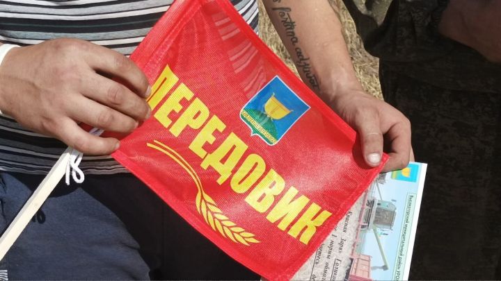 Сегодня флажки «Передовик» и сертификаты на денежные премии получили передовики Высокогорских хозяйств