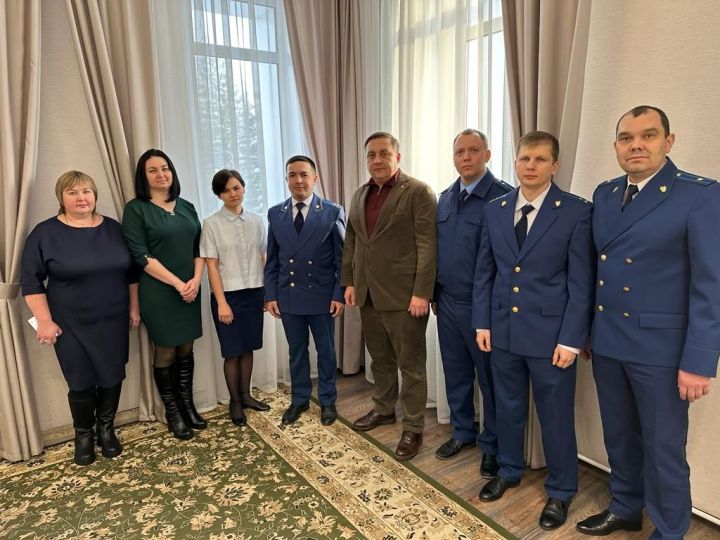 Глава Высокогорского района Равиль Хисамутдинов поздравил сотрудников прокуратуры нашего района с профессиональным праздником