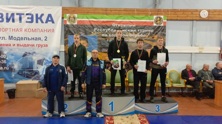 Высокогорский борец вернулся с соревнования с медалью