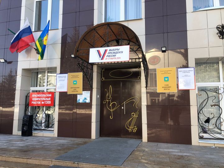 Глава района Равиль Хисамутдинов и министр строительства, архитектуры и ЖКХ РТ Марат Айзатуллин проголосовали