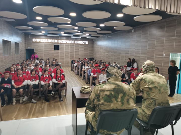 Сегодня в Высокогорской школе #2 прошел Урок мужества с участниками СВО